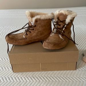 Ugg boots woman’s size 6 worn once. Will come with it’s box